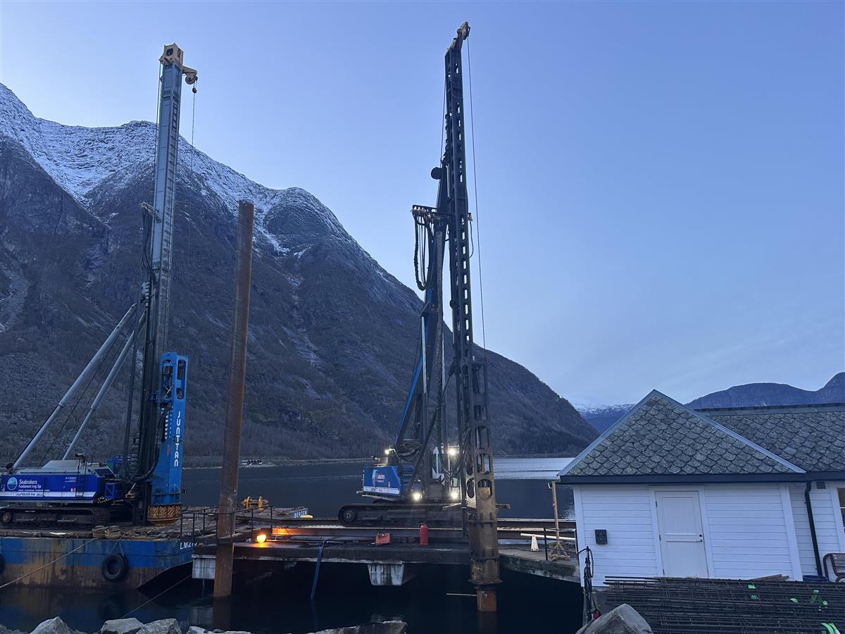 Arbeid med å slå pelar ned i grunnen ved kaia - Klikk for stort bilete